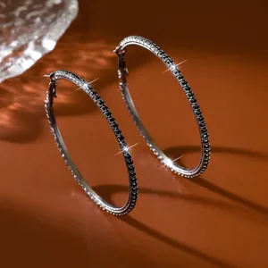 Grandi orecchini a cerchio argentati con zirconi neri scintillanti, stile europeo di moda.