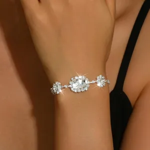 Bracciale strass cristallo argento polso dettaglio primo piano lucido festa sposa gioielli