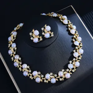 Détail en gros plan de luxe vintage collier de perles d'or et boucles d'oreilles avec strass.