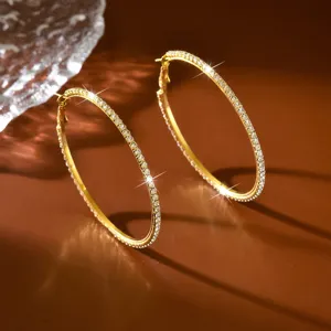 Dettaglio orecchini a cerchio dorati con cristalli scintillanti, grandi gioielli moda 6.5cm.