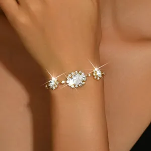 Bracciale in cristallo e strass dorato da donna, accessorio di gioielli da sera elegante.
