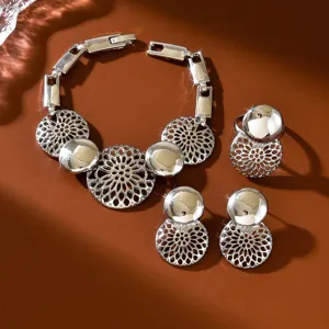 Set di gioielli color argento con bracciale anello e orecchini dal design floreale.