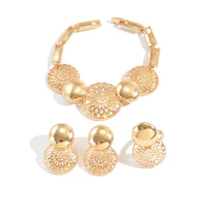 Squisito set di gioielli da sposa dorati in stile Dubai con dischi traforati e sfere lisce.