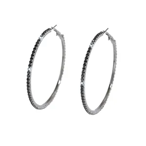 Orecchini a cerchio grandi argentati con pietre nere scintillanti, gioielli moda donna, 6.5cm.