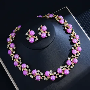 Vue détaillée de l'ensemble collier et boucles d'oreilles en perles violettes luxueuses.