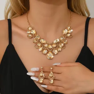 Luxus goldfarbene Kristall Statement Halskette und passende Ohrringe Set für Damen.