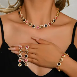 Elegante set di gioielli in cristallo con collana, orecchini e bracciale con pietre colorate.