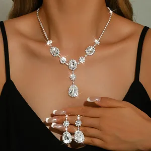 Vista dettagliata del set di collana e orecchini pendenti con strass di cristallo.