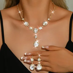 Set di gioielli dorati con collana e orecchini di strass da donna, elegante per feste.
