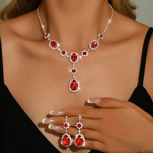 Dettaglio in primo piano di collana con strass di cristallo rosso e orecchini.