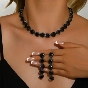 Primo piano dettagliato della collana di cristallo nero scintillante e orecchini abbinati.