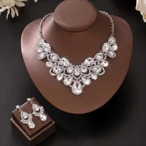 Luxus Kristall Braut Halskette und Ohrringe Set mit glitzernden Tropfen Strasssteinen.