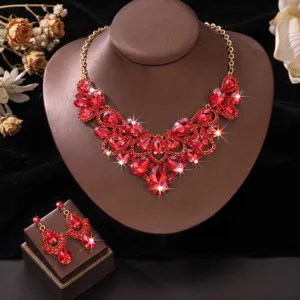 Detailansicht des luxuriösen roten Kristall Blumen Halsketten und Ohrring Sets, Schmuck.