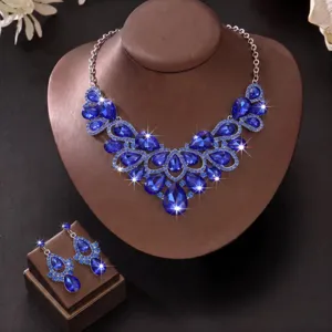 Atemberaubendes blaues Kristall Tropfen Halskette und Ohrringe Set auf professionellem Display.