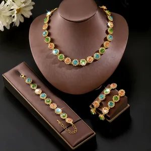 Dettaglio set di gioielli in cristallo colorato dorato, collana bracciale e orecchini