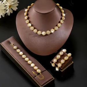 Primo piano dettagliato del set di gioielli con collana bracciale e orecchini d'oro.