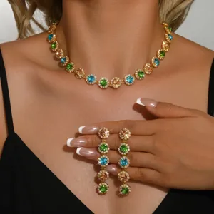 Vista di dettaglio di collana e orecchini in cristallo con pietre multicolore e finitura in lega.