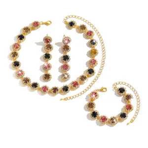 Elegante set di gioielli in strass di cristallo dorato con collana, orecchini e bracciale.
