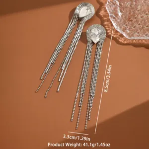 Stupendi orecchini lunghi con nappe di strass e cristalli brillanti per feste ed eventi.