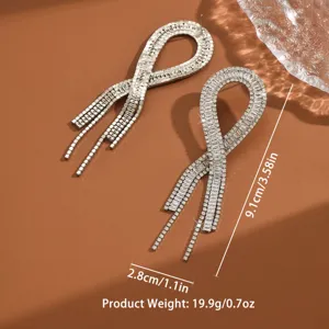 Orecchini a sospensione con strass a forma di 8, dettaglio cristalli luminosi pendenti donna.