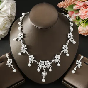 Set di gioielli con collana e orecchini da sposa in perle di strass vista dettagliata.