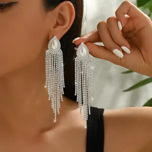 Eleganti orecchini lunghi con nappe di strass e perle per donna, gioielli da festa di lusso.