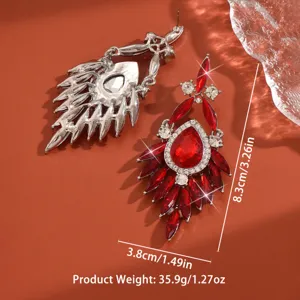 Splendidi orecchini lampadario in cristallo rosso con montatura in argento, gioielli glamour.