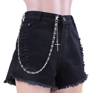 Cadena de cintura de metal estilo punk con colgante de cruz y shorts vaqueros rotos
