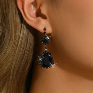 Élégantes boucles d'oreilles pendantes en cristal noir pour femmes bijoux de fête.