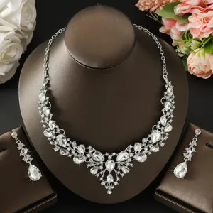 Vista dettagliata di collana e orecchini in cristallo argentato per matrimonio da sposa.