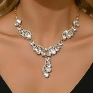 Close-up van een luxe gouden strass vleugelketting, sprankelend bruidssieraden detail voor dames.