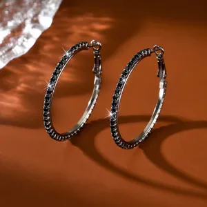 Stupendi orecchini a cerchio grandi con strass neri, gioielli di modo lucidi per feste chic.