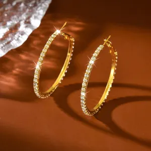 Splendidi orecchini a cerchio grandi in strass dorati, gioielli moda per feste ed eventi.