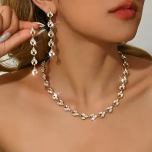 Elegante set di collana e orecchini in cristallo per donne, perfetto per matrimoni e feste.