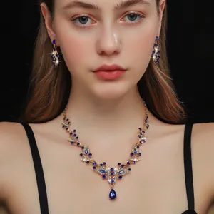 Elegante set di gioielli con collana e orecchini in cristallo blu per festa di donna.