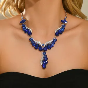 Luxe strass choker halsketting detailopname, sprankelende blauwe druppelkristallen bruiloft.