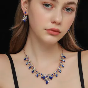 Primo piano dettagliato della collana elegante con cristalli blu e orecchini abbinati.