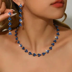 Primo piano di dettaglio della collana e orecchini in cristallo blu elegante pietre splendenti.