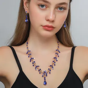 Squisito set di gioielli con collana e orecchini in strass da donna per feste di nozze.