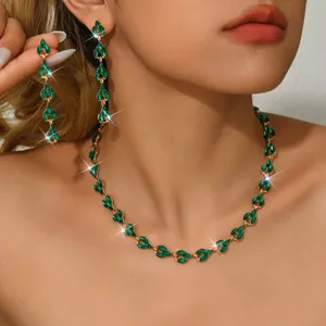Dettaglio in primo piano del lussuoso set di collana e orecchini in cristallo verde.
