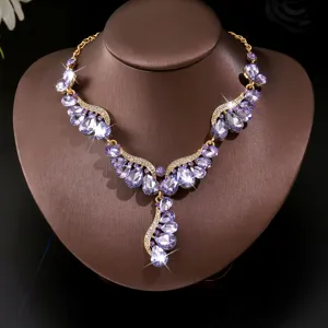 Detail van de paarse strass statement ketting, mooie bruid bruiloft sieraden accessoire.
