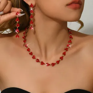 Primo piano di collana con cristalli rossi e orecchini pendenti set gioielli dettagli nuziali.