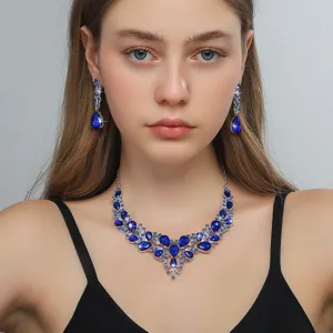 Splendido set di gioielli da sposa in cristallo blu collana e orecchini primo piano dettagli.