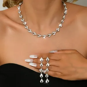 Elegante set di collana e orecchini in cristallo, gioielli da sposa scintillanti per feste.