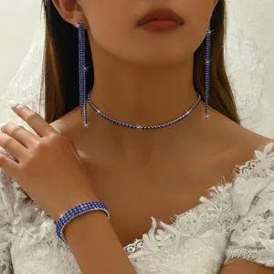 Dettaglio squisito di set di gioielli in strass blu con orecchini, collana e bracciale.