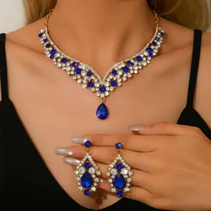 Elegante set di gioielli da sposa con collana e orecchini in strass con dettagli in cristallo blu.