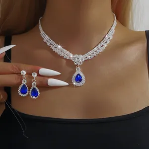 Splendido set di collana e orecchini da sposa con strass a goccia, vista dettagliata.