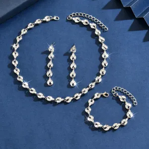 Set di gioielli da 3 pezzi collana orecchini bracciale in strass di cristallo argento.