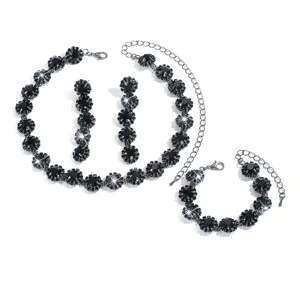 Vista detallada del conjunto de joyas brillante con pedrería negra para fiestas y eventos.