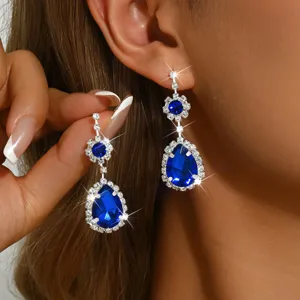 Splendidi orecchini pendenti blu con eleganti fiori di strass scintillanti per donne.